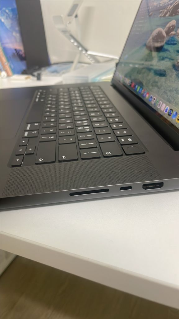 맥북프로 M4 Pro 16인치 이미지