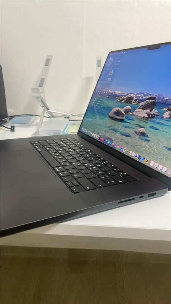 맥북프로 M4 Pro 16인치 이미지