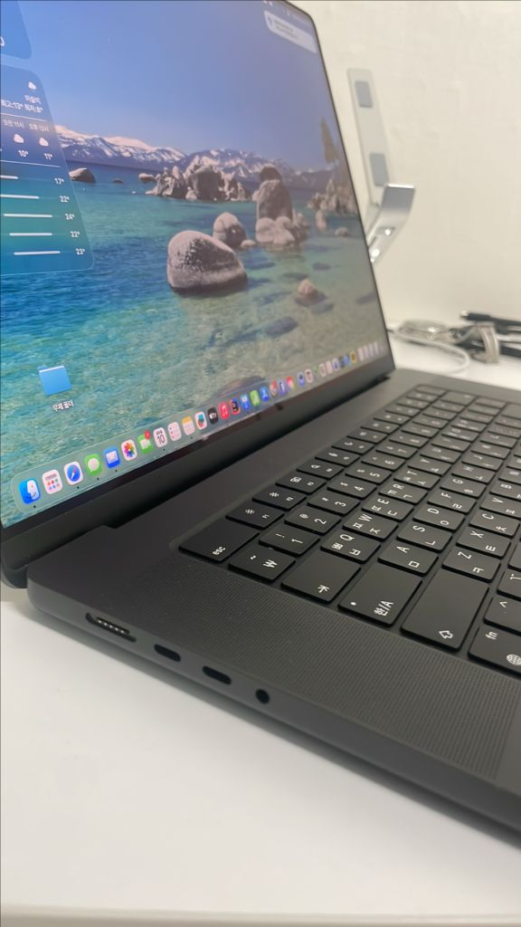 맥북프로 M4 Pro 16인치 이미지