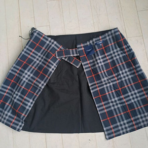 버버리 체크 패턴이 매력적인 스커트 이미지