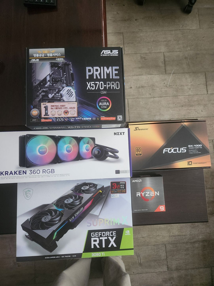 5900X + 3080Ti 슈프림 + 삼성램64G + NZXT수냉 + 삼성 32 듀얼 모니터 이미지