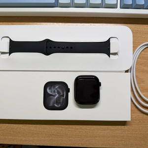 애플워치11 46mm 제트블랙 (스포츠밴드 M/L 새거) 이미지