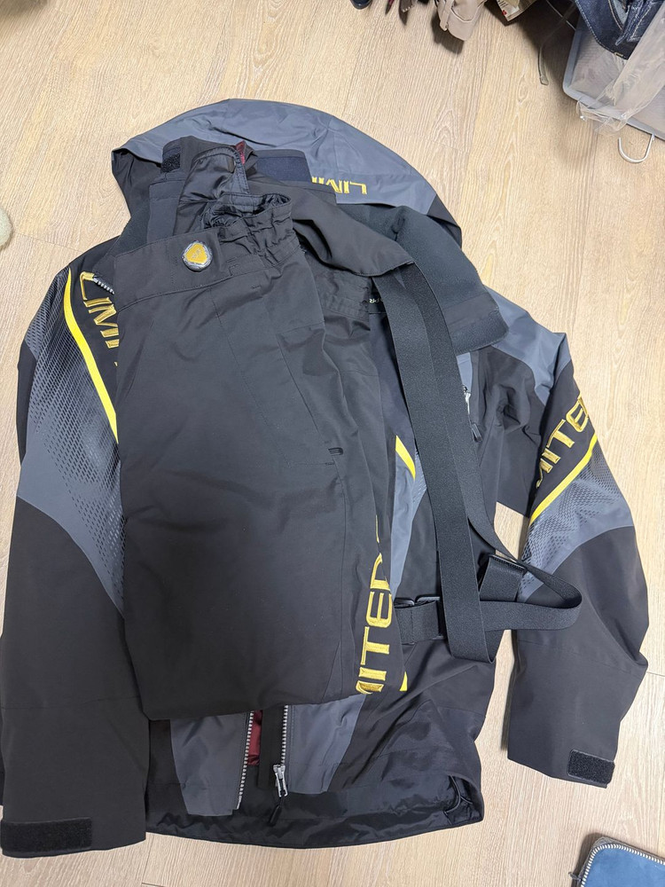 시마노 리미티드 프로 의류 , 슈즈 , 조끼 , 모자 풀셋 이미지