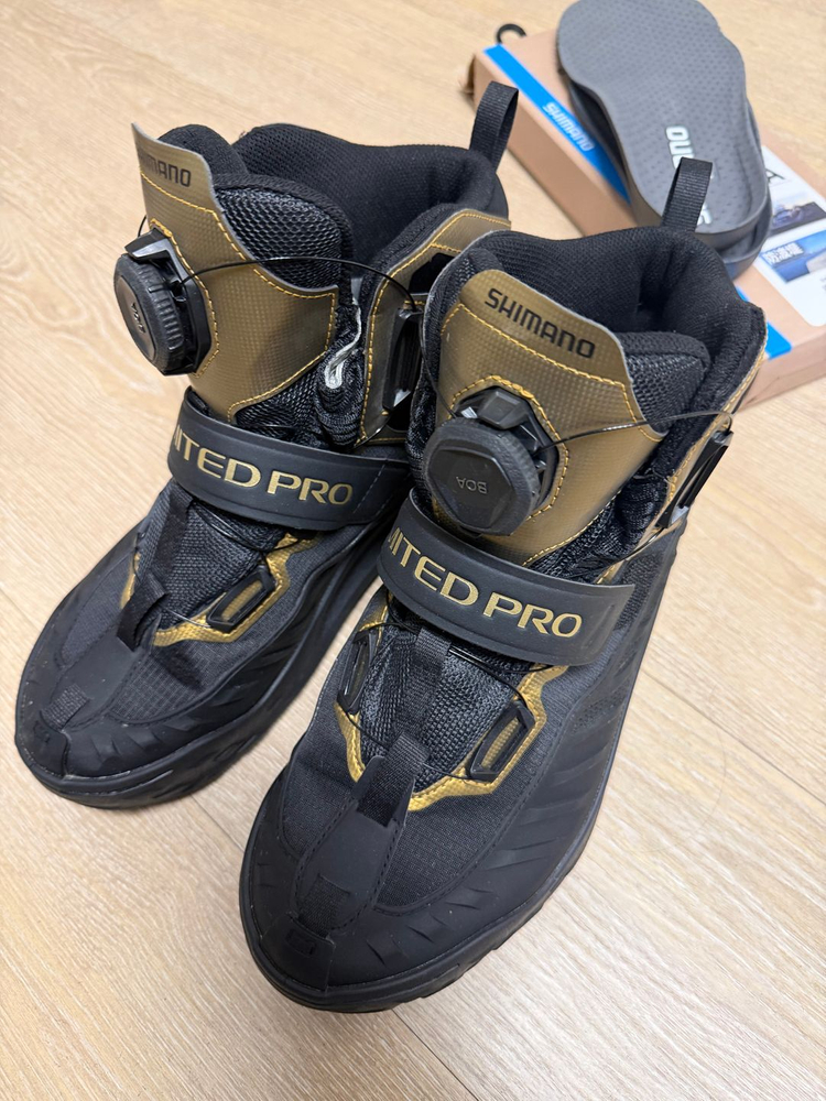 시마노 리미티드 프로 의류 , 슈즈 , 조끼 , 모자 풀셋 이미지