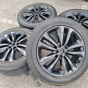 카니발 블랙유광 19인치 2355519 휠타이어 팝니다 이미지