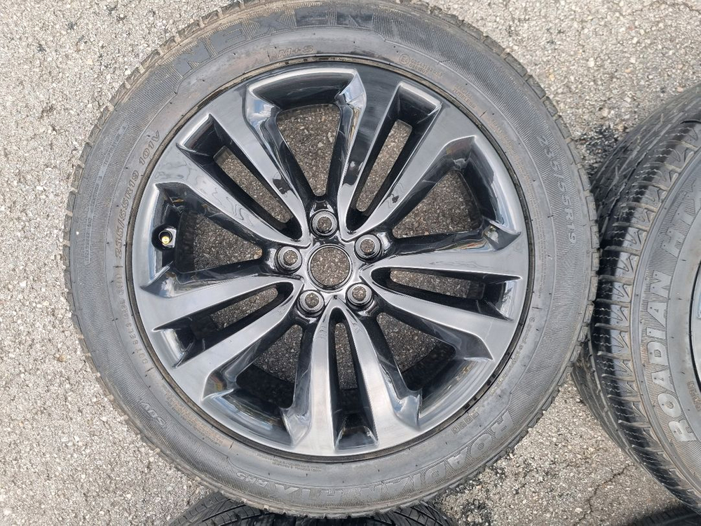 카니발 블랙유광 19인치 2355519 휠타이어 팝니다 이미지