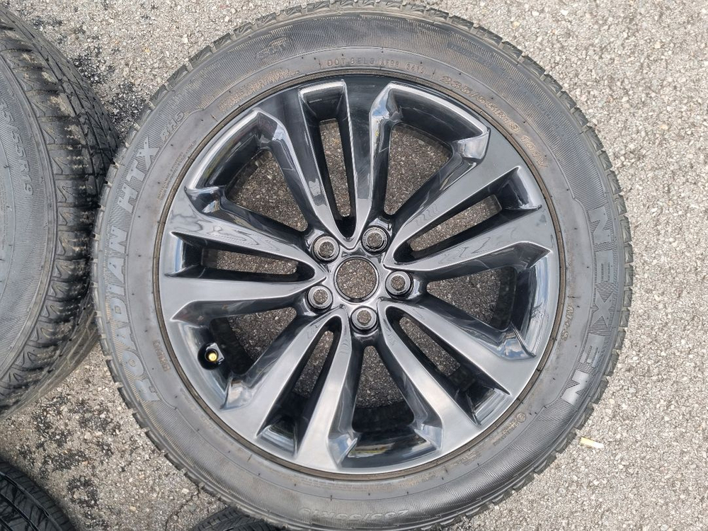 카니발 블랙유광 19인치 2355519 휠타이어 팝니다 이미지