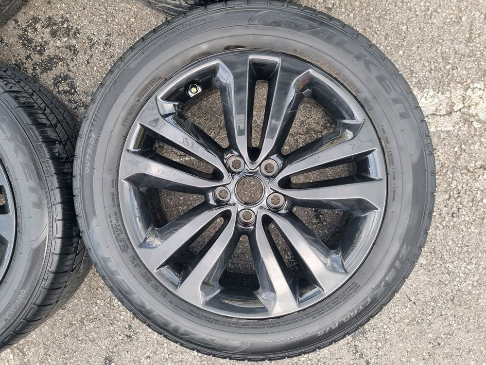 카니발 블랙유광 19인치 2355519 휠타이어 팝니다 이미지