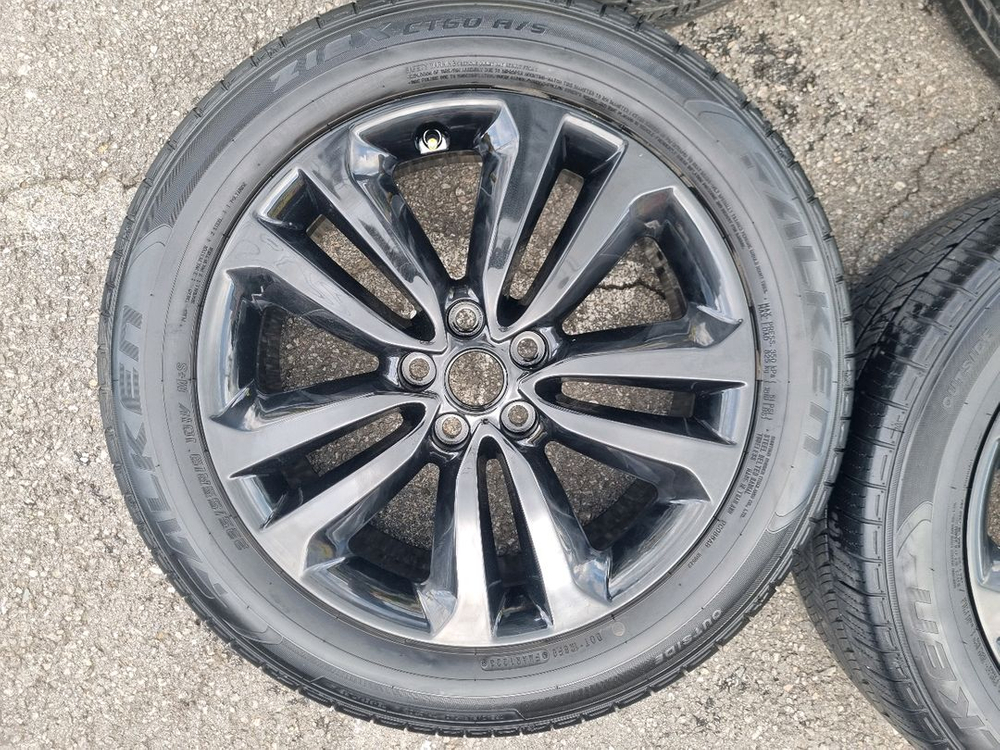 카니발 블랙유광 19인치 2355519 휠타이어 팝니다 이미지