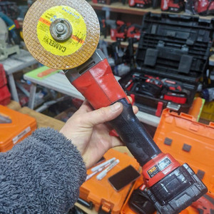 밀워키충전그라인더M18CAG100X 4인치밀워키그라인더 배터리포함 이미지