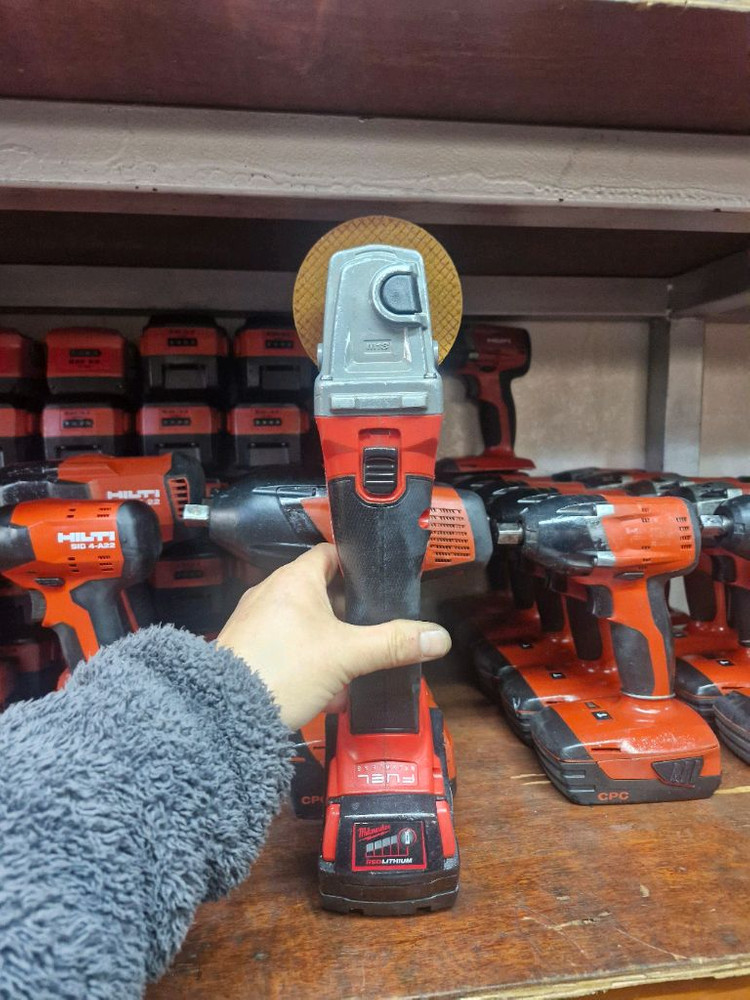 밀워키충전그라인더M18CAG100X 4인치밀워키그라인더 배터리포함 이미지