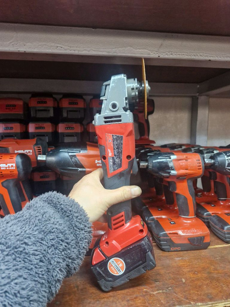 밀워키충전그라인더M18CAG100X 4인치밀워키그라인더 배터리포함 이미지