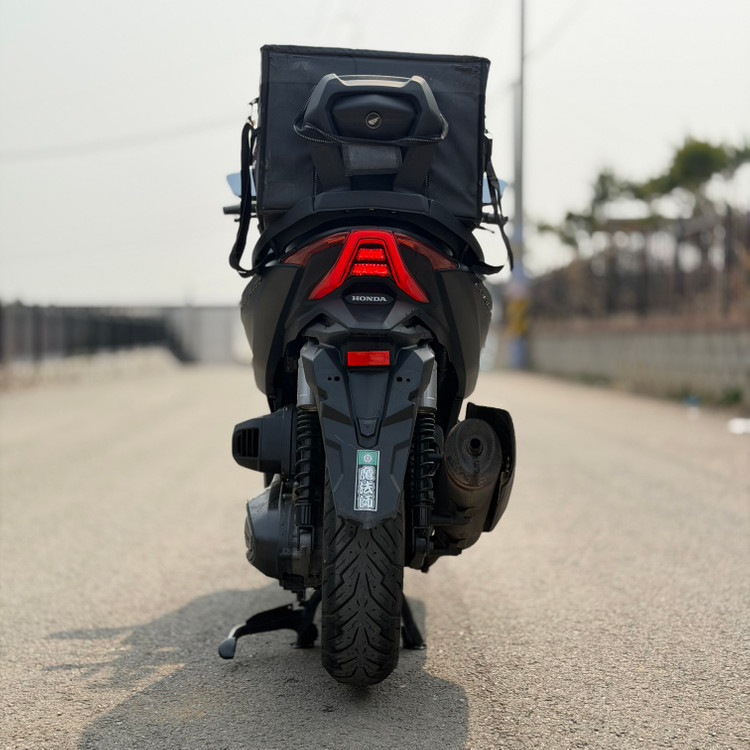 혼다 포르자350 23년식 4만키로 정비완료 출퇴근 저렴하게 판매합니다 이미지