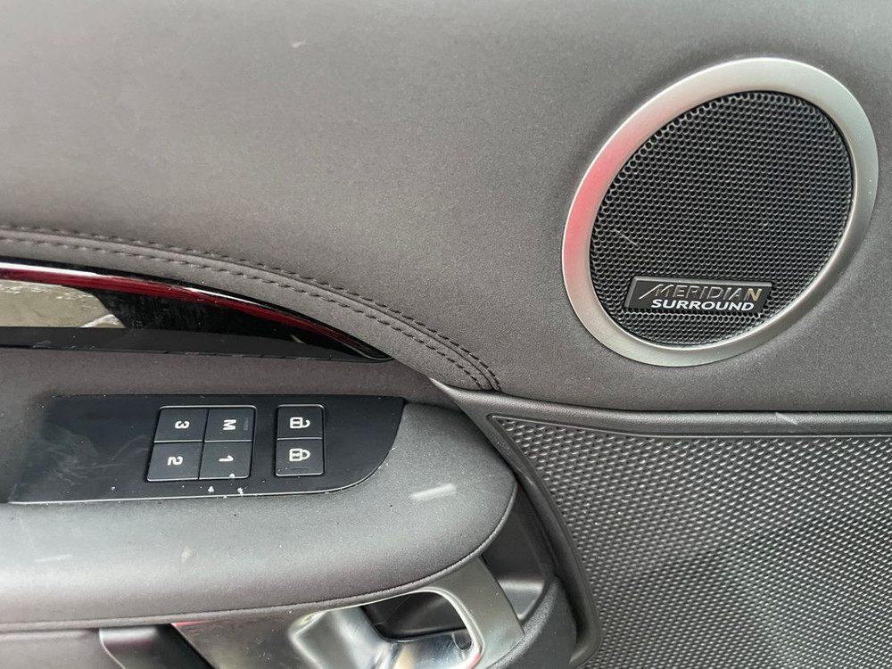 랜드로버 디스커버리 5 D300 HSE 22년02월 118661km 완전무사고 베이지시트 입니다. 이미지