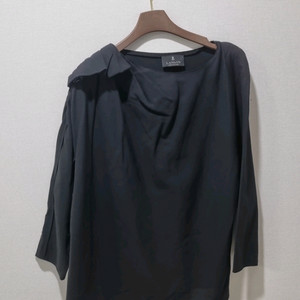 랑방 컬렉션 실크 블라우스 네이비 셔링 포인트 이미지