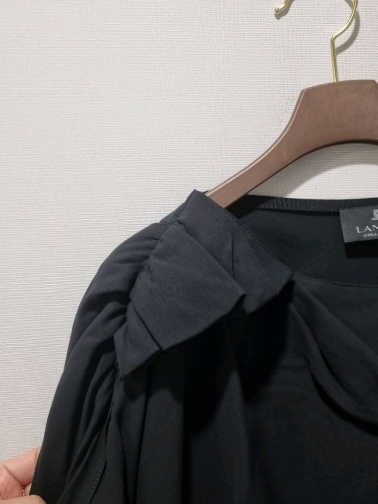 랑방 컬렉션 실크 블라우스 네이비 셔링 포인트 이미지