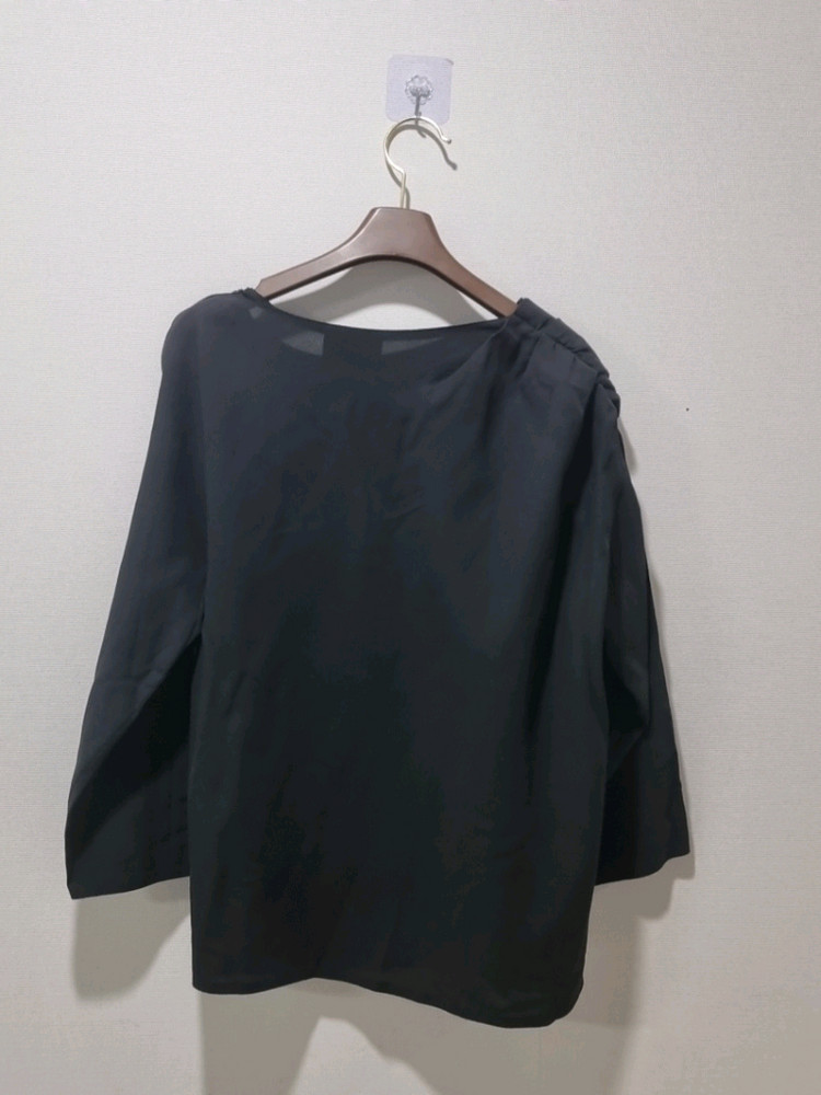 랑방 컬렉션 실크 블라우스 네이비 셔링 포인트 이미지