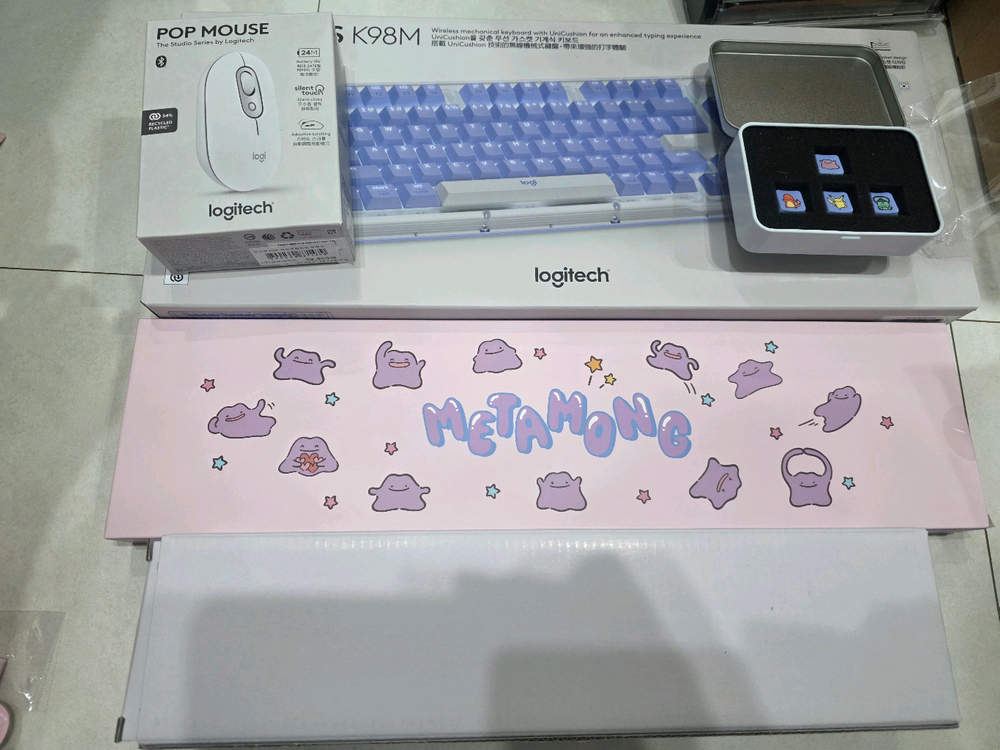 로지텍 메타몽 키보드 라일락 키캡 마우스 팜레스트 잠만보 데스크매트 이미지