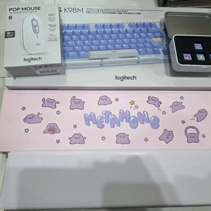 로지텍 메타몽 키보드 라일락 키캡 마우스 팜레스트 잠만보 데스크매트 이미지
