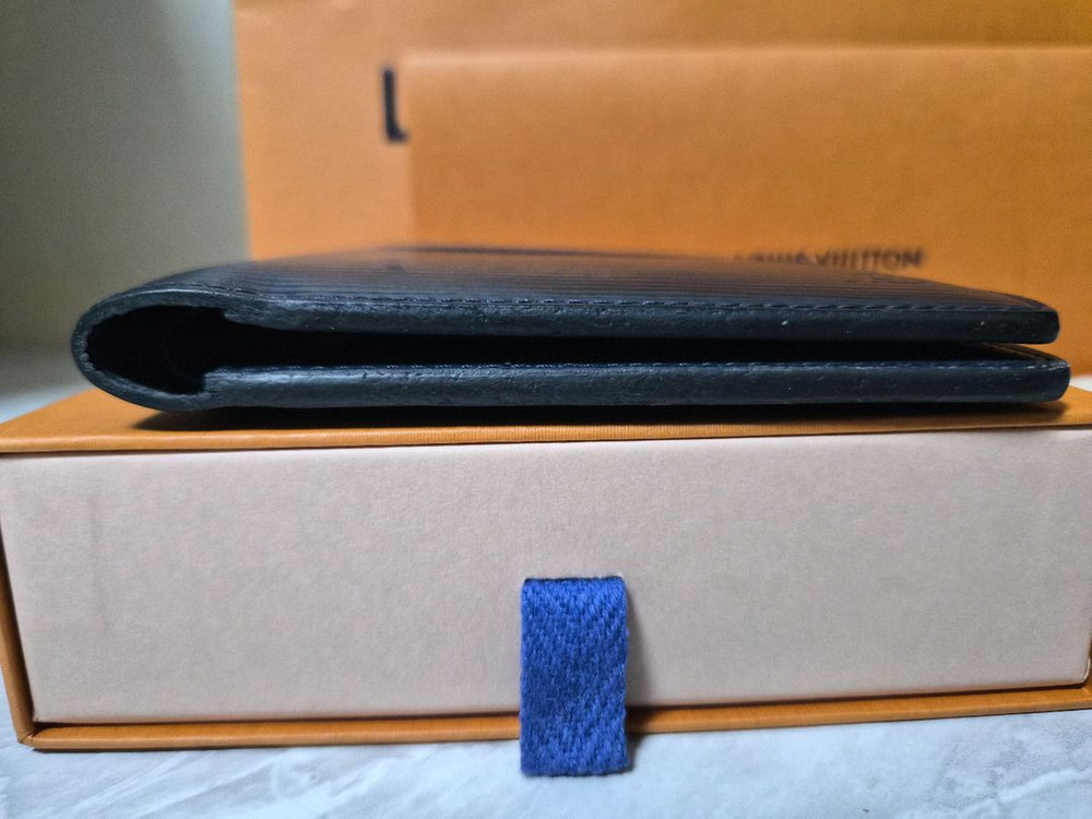 루이비통 멀티플 월릿 에피 레더 반지갑 이미지