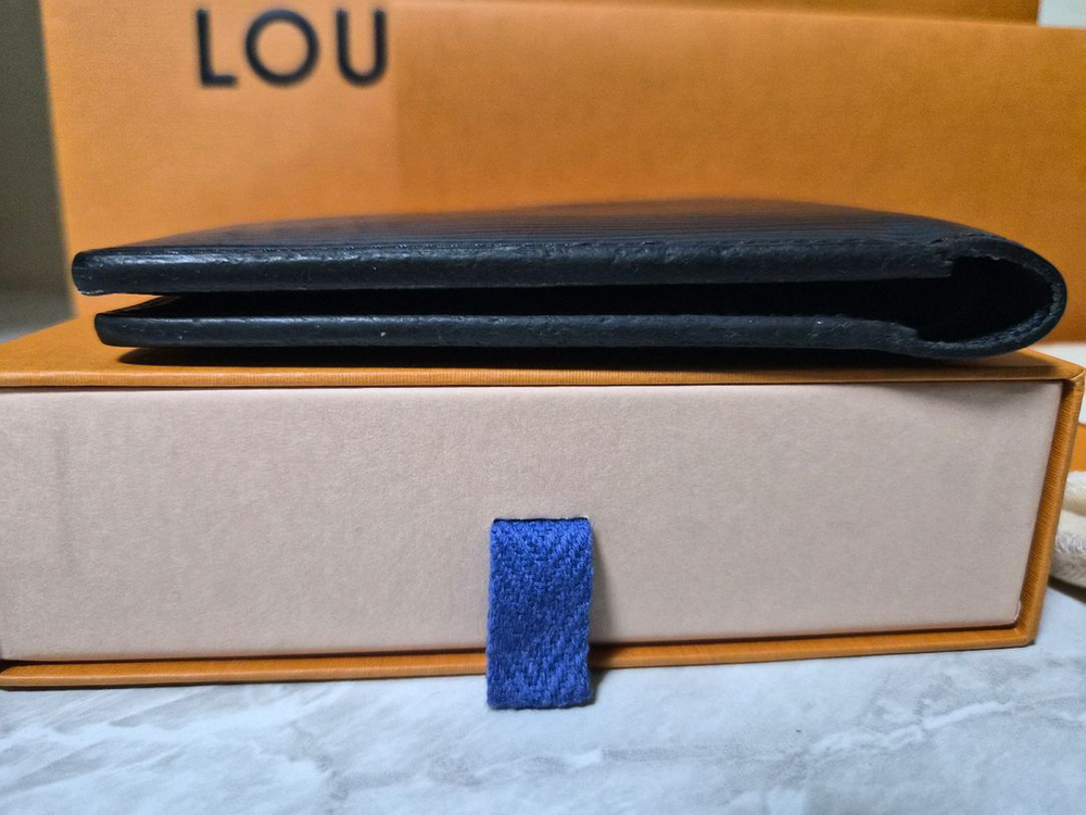 루이비통 멀티플 월릿 에피 레더 반지갑 이미지