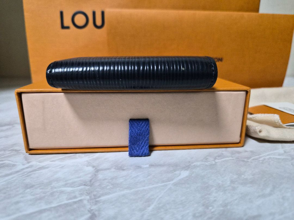 루이비통 멀티플 월릿 에피 레더 반지갑 이미지