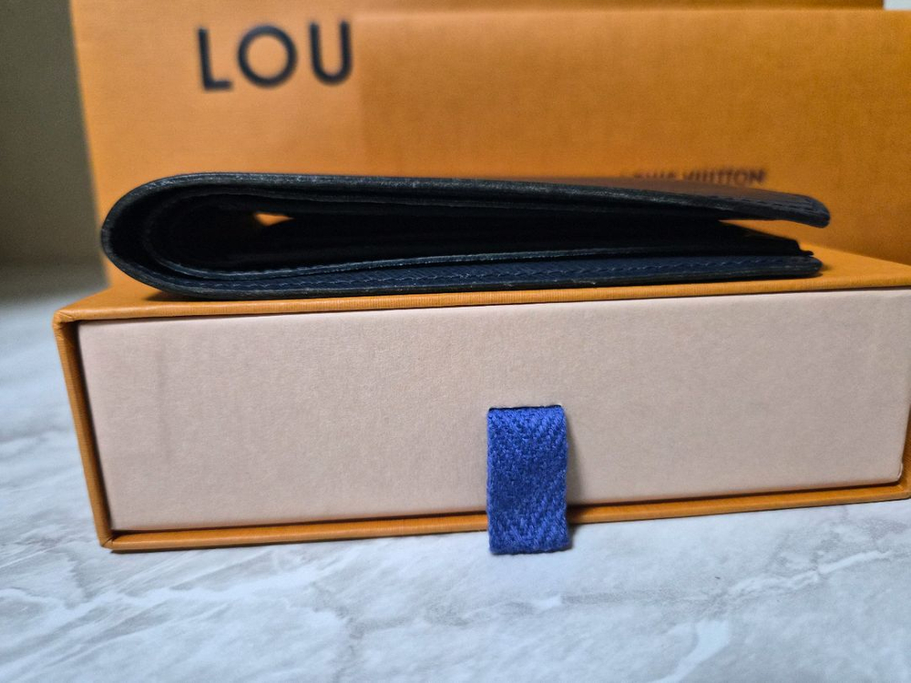 루이비통 멀티플 월릿 에피 레더 반지갑 이미지