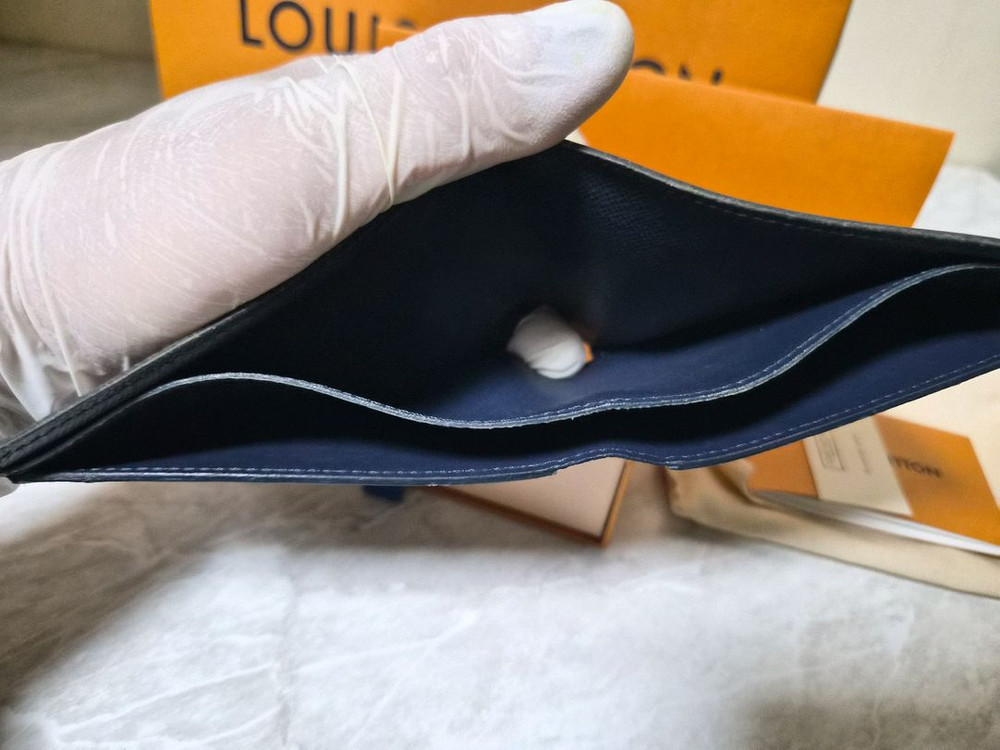 루이비통 멀티플 월릿 에피 레더 반지갑 이미지