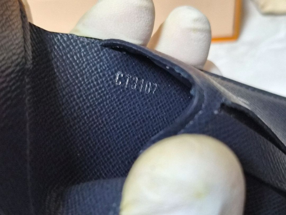 루이비통 멀티플 월릿 에피 레더 반지갑 이미지