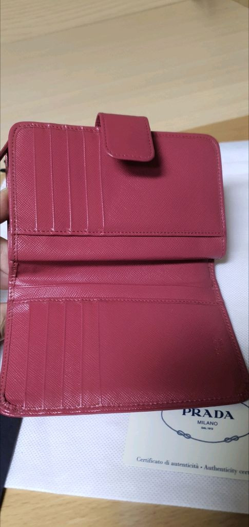프라다 사피아노 반지갑 핑크 정품A급(보증서O)구찌프라다루이비통디올고야드샤넬셀린느보테가생로랑발렌시아가버버리가방 이미지