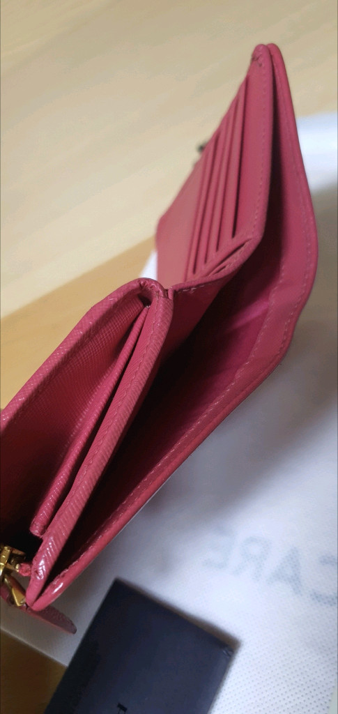 프라다 사피아노 반지갑 핑크 정품A급(보증서O)구찌프라다루이비통디올고야드샤넬셀린느보테가생로랑발렌시아가버버리가방 이미지