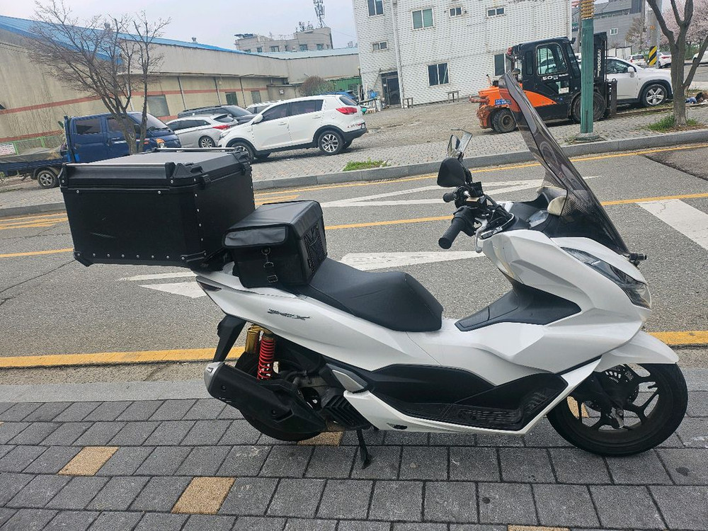 혼다PCX125 22년식 화이트 11만6000 팝니다 이미지
