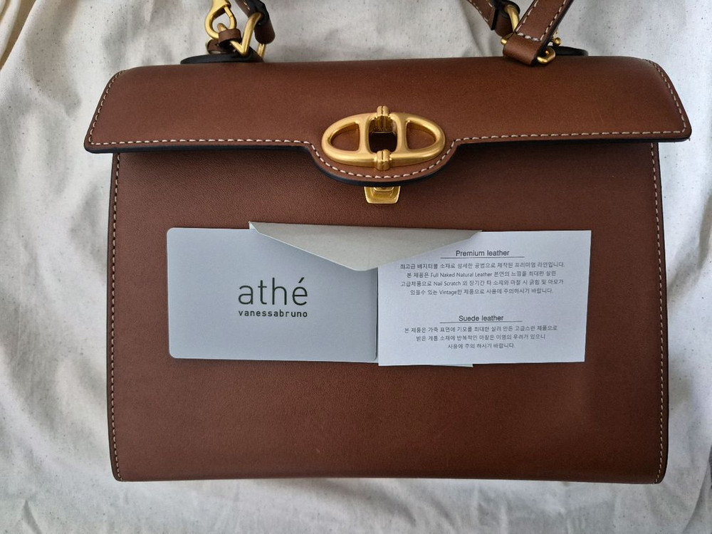 아떼 바네사브루노 알렉산드라 레더 사첼백 브라운 이미지