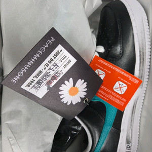 나이키 x 피스마이너스원 에어포스 1 로우 파라노이즈 3.0 블랙 앤 멀티컬러 290 이미지