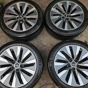 아우디 C8 A6 45TFSI 정품 18인치 휠타이어셋트 이미지