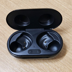 갤럭시 버즈플러스 블랙 충전본체 SM-R175 이미지