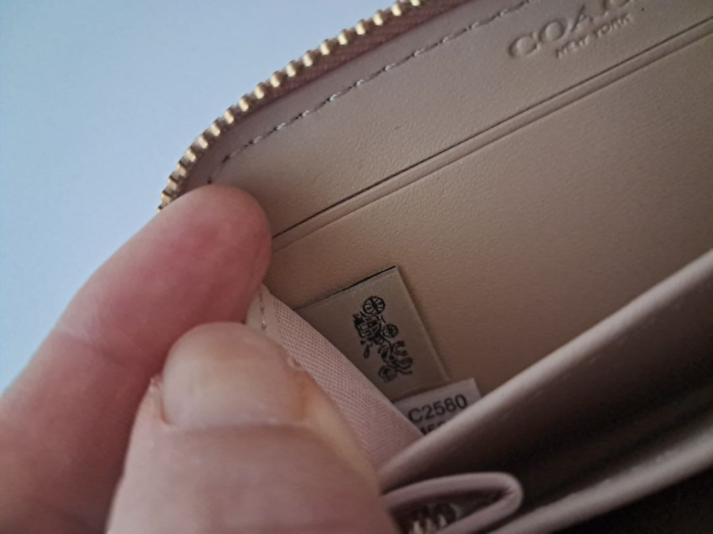 코치 어라운드 집업 퀼팅카드지갑 이미지