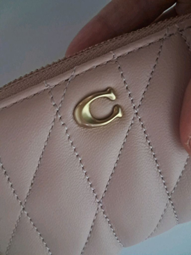 코치 어라운드 집업 퀼팅카드지갑 이미지