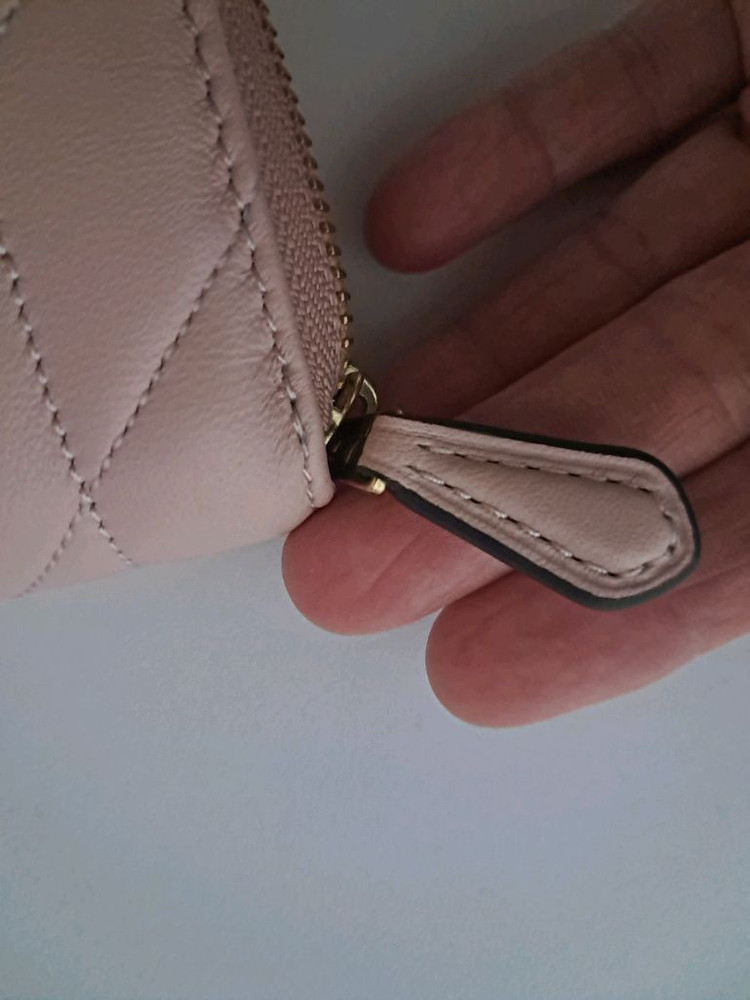 코치 어라운드 집업 퀼팅카드지갑 이미지