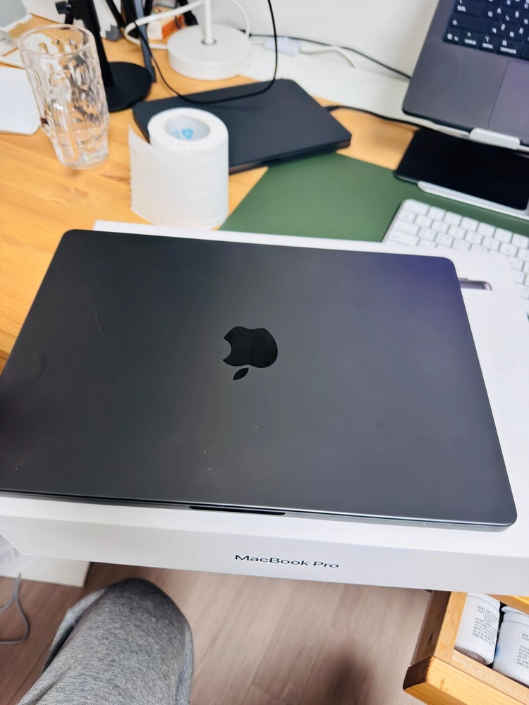 맥북 Pro14 M3Pro 14인치 + 매직키보드(포함) - 안심되는 중고거래