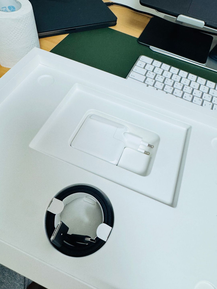 맥북 Pro14 M3Pro 14인치 + 매직키보드(포함) 이미지