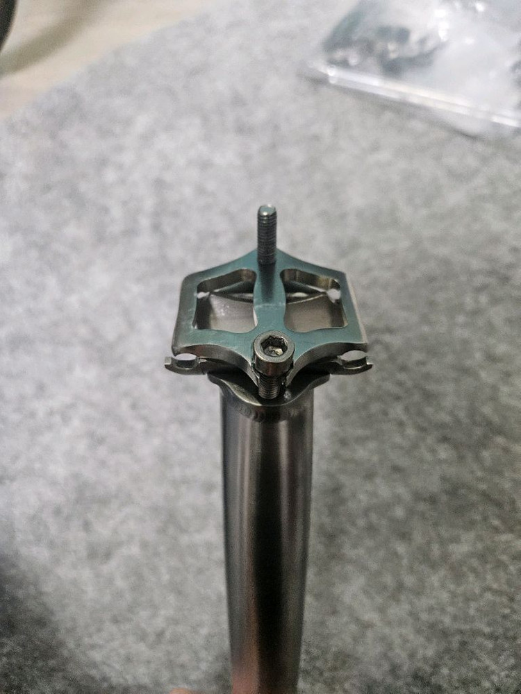 티그리스 티타늄(gr9) 샛백 싯포스트 이미지