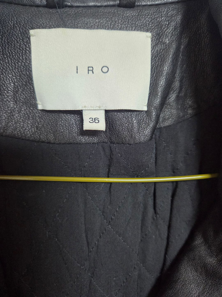 iro스터드 장식 레더 베스트 이미지