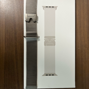 애플워치 정품 티타늄 밀레니즈 루프 팝니다. M사이즈 네츄럴 색상 입니다 이미지