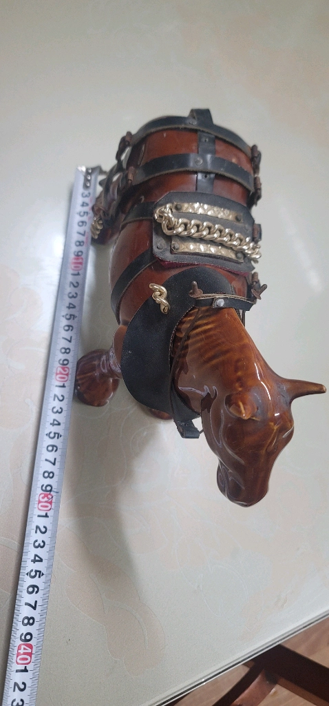 [희귀 빈티지] 장식장정리 세월의 멋이 살아있는 가죽 안장 말 도자기 (빈티지 소품)빈티지 마차 말 도자기입니다. 이미지