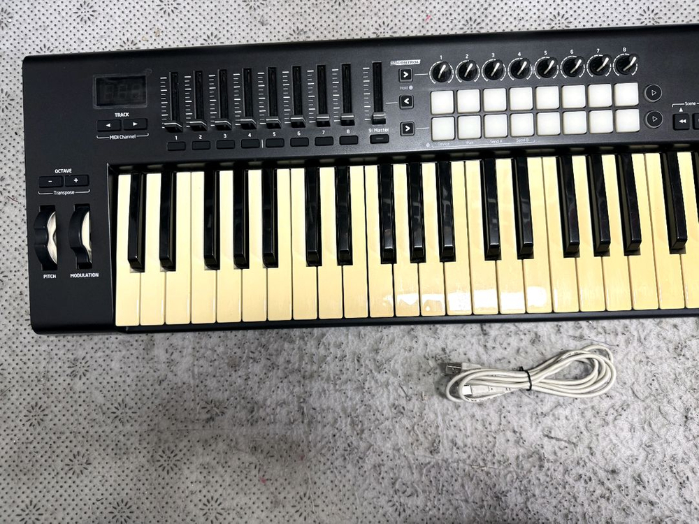 노베이션 런치키61 MK2 마스터키보드 판매 novation 런치키61mk2 launchkey 61 MK ll 마스 이미지