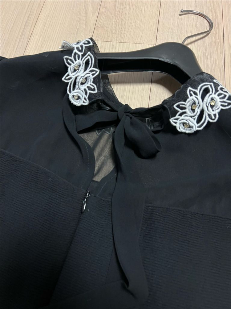 산드로 SANDRO 큐빅 레이스 카라 리본타이 시스루 배색 미니원피스 러플 하객룩 돌잔치 이미지