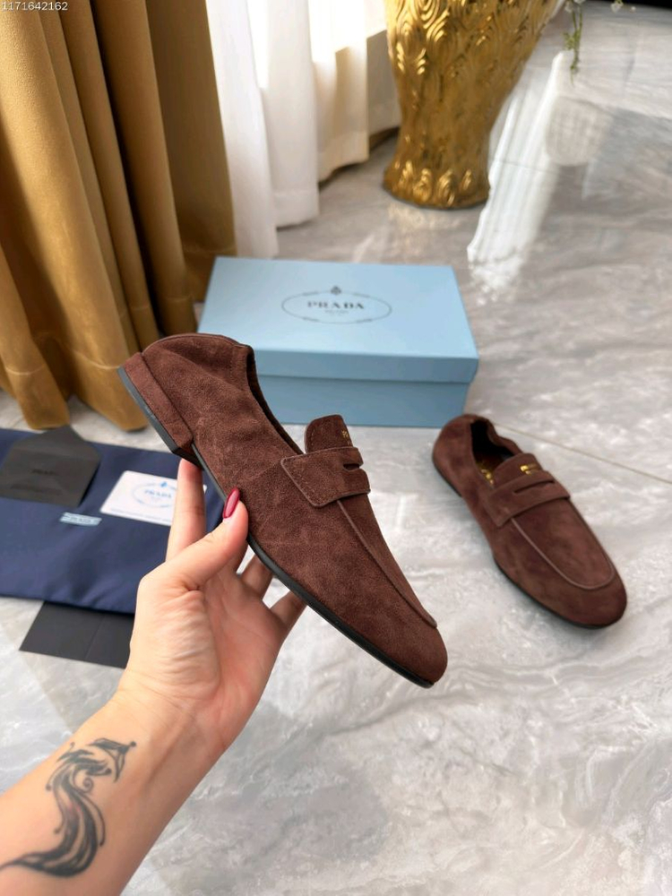 프라다 스웨이드 로퍼 (Prada Suede Loafer) - 초콜릿 브라운 이미지