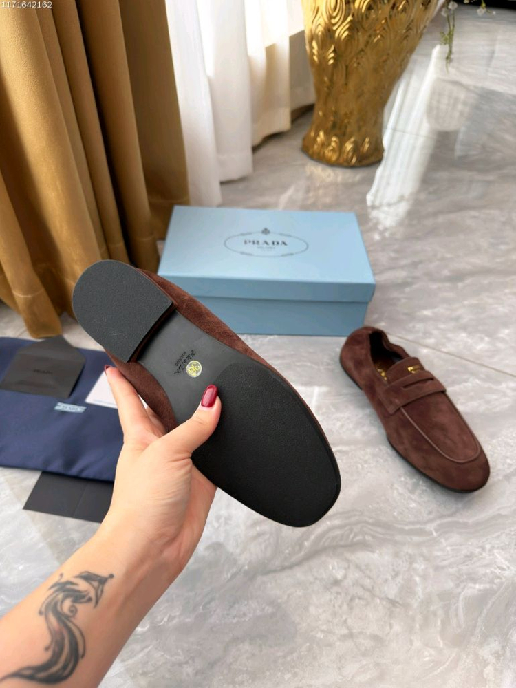 프라다 스웨이드 로퍼 (Prada Suede Loafer) - 초콜릿 브라운 이미지