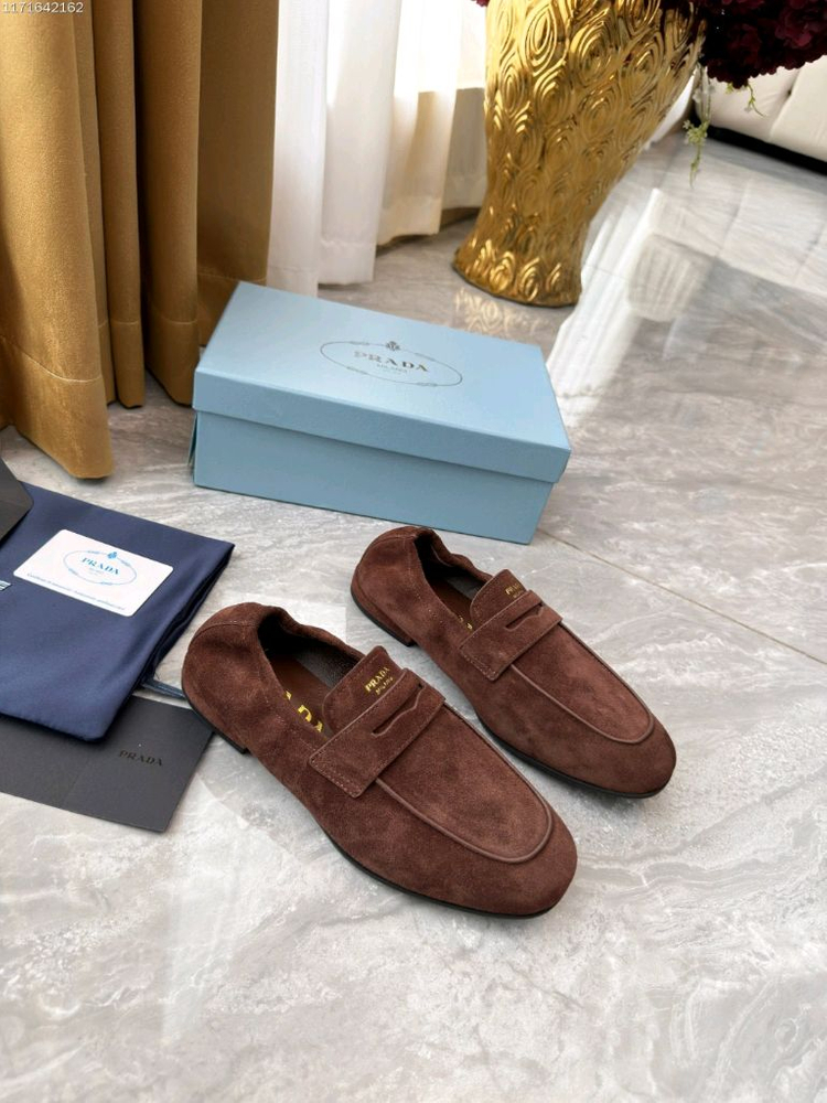 프라다 스웨이드 로퍼 (Prada Suede Loafer) - 초콜릿 브라운 이미지